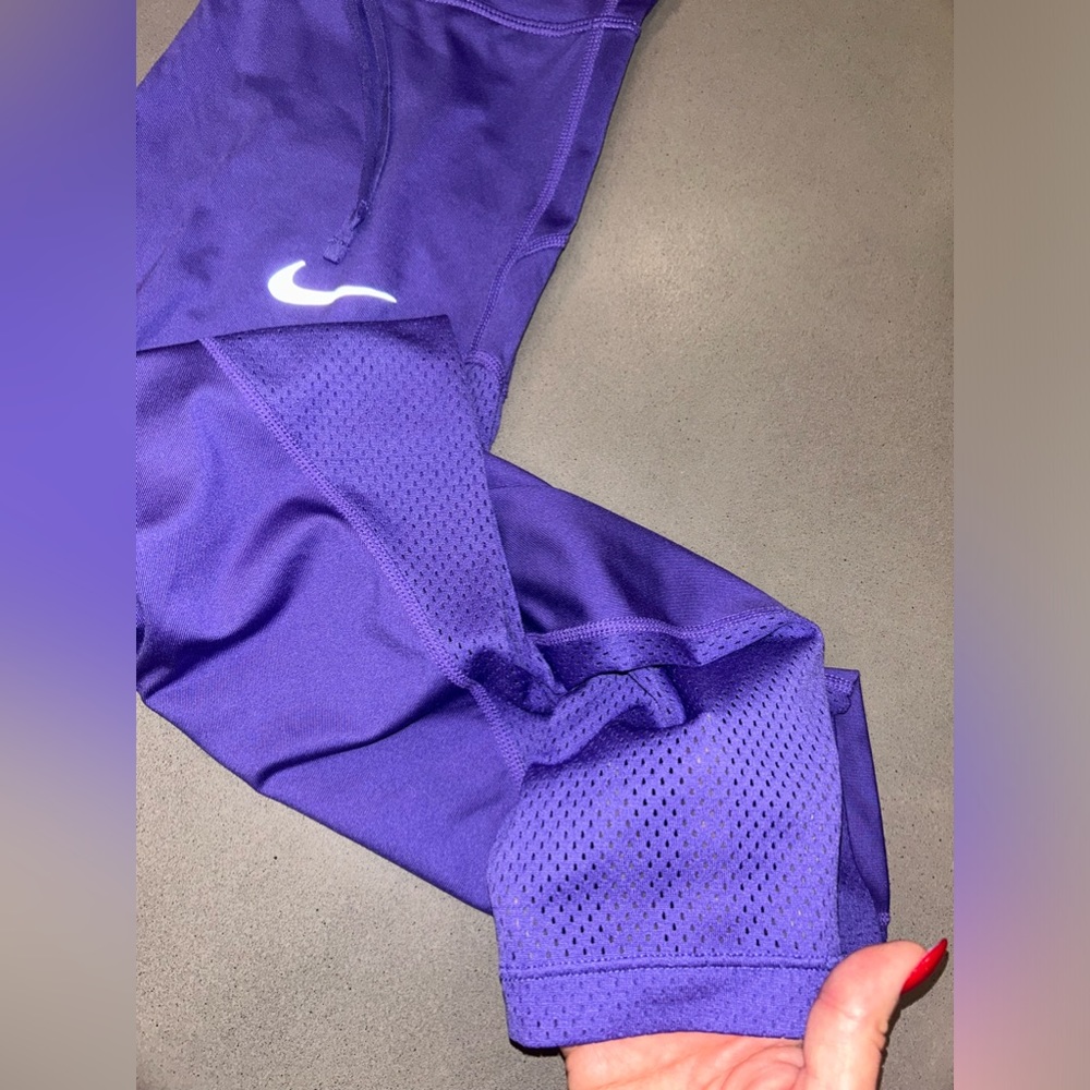 Nike Dri-Fit capri leggings -mesh from thigh to calve - Picture 3 of 6